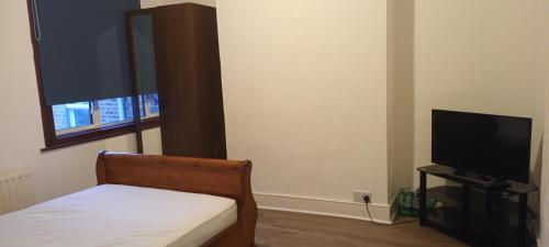 Een TV en/of entertainmentcenter bij Catford Homestay- Shared Apartment with Shared Bathroom
