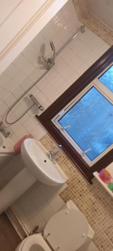 Bathroom sa Catford Homestay- Shared Apartment with Shared Bathroom