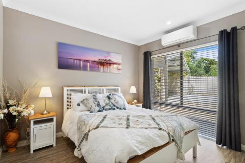 sypialnia z łóżkiem i dużym oknem w obiekcie Tranquil Gumnut Cottage - Close to Airport w mieście Perth