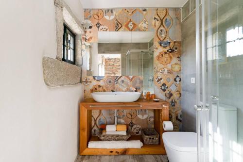 bagno con lavandino e specchio di 3 bedrooms chalet with private pool terrace and wifi at Corte a Castelo