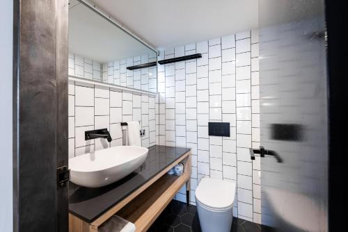 Bilik mandi di Bunk Surfers Paradise International Backpacker Hostel