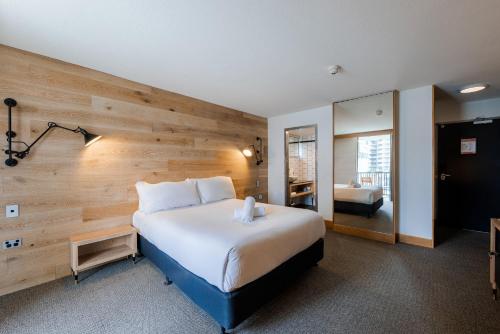 Katil atau katil-katil dalam bilik di Bunk Surfers Paradise International Backpacker Hostel