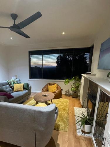 Una televisión o centro de entretenimiento en Yarra Valley Events Accommodation comfortably suits 6 Adults or Family Newly Renovated with linen & towels supplied Welcome to No 4