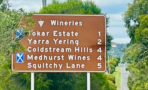 Un certificado, premio, letrero u otro documento en Yarra Valley Events Accommodation comfortably suits 6 Adults or Family Newly Renovated with linen & towels supplied Welcome to No 4