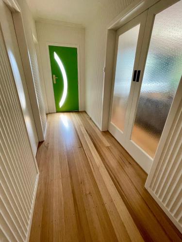 Galería fotográfica de Yarra Valley Events Accommodation comfortably suits 6 Adults or Family Newly Renovated with linen & towels supplied Welcome to No 4 en Healesville