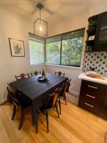 Una televisión o centro de entretenimiento en Yarra Valley Events Accommodation comfortably suits 6 Adults or Family Newly Renovated with linen & towels supplied Welcome to No 4