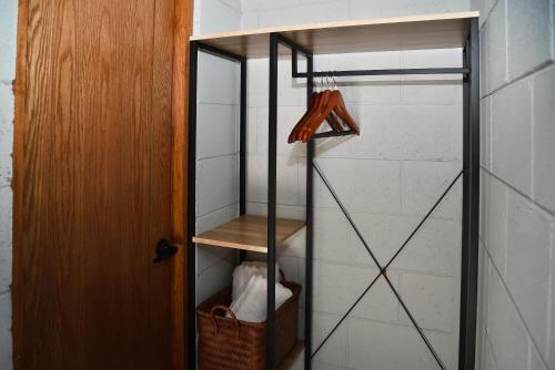 um closet com uma porta de vidro e uma prateleira em Sealion Dive Center em Topolobampo
