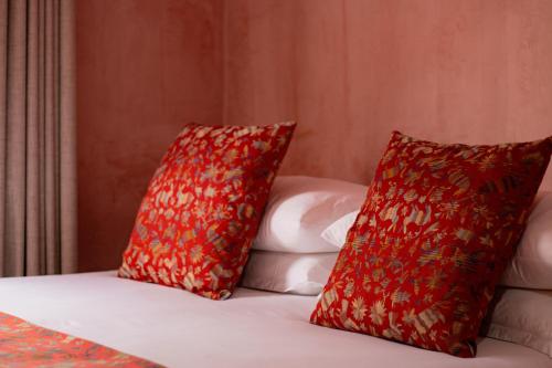 two red pillows sitting on top of a couch at Villa Santa María in Pérula