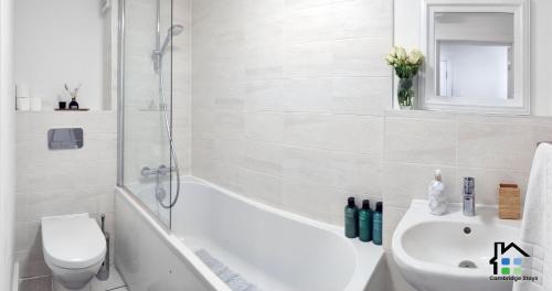 Bathroom sa Cambridge Stays Riverside 2BR Flat-Walk to Centre-Parking-Balcony