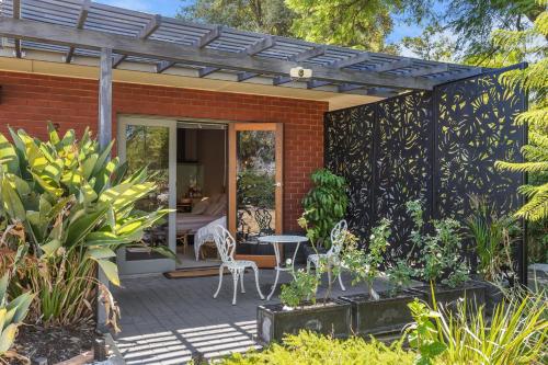 Κήπος έξω από το Haven Studio Hideaway near Airport