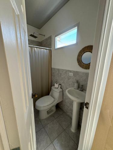 een badkamer met een toilet en een wastafel bij Alojamiento entero en San Miguel in San Miguel