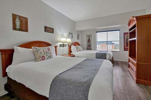 um quarto de hotel com duas camas e uma janela em I-DRIVE SUITES em Orlando