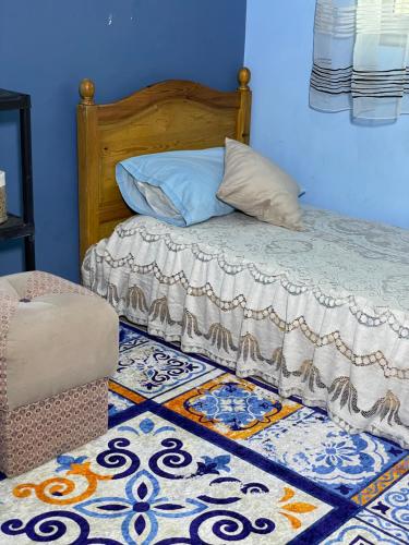 um quarto com uma cama com uma almofada e um tapete em Coastal Comfort Rentals! em Tânger