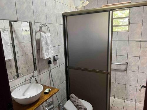 W łazience znajduje się toaleta, umywalka i prysznic. w obiekcie Chalé Rural - Haras Gabriela TC w mieście Nova Esperança