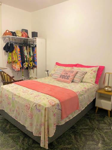 - une chambre avec un lit et une couverture colorée dans l'établissement Casa próximo ao Maracanã, à Rio de Janeiro