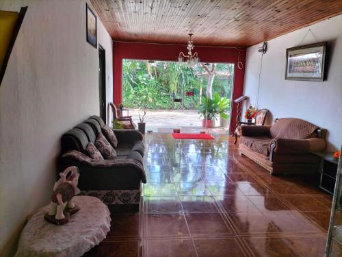 una sala de estar con sofás y una sala de estar con en HOSTAL SARITA, en Villavieja