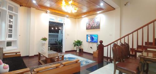 Coin salon dans l'établissement Thông Reo Homestay