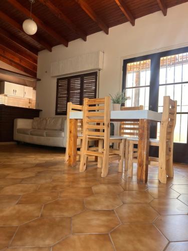 jadalnia ze stołem i krzesłami w pokoju w obiekcie ALQUILER LAS FLORES w mieście Las Flores