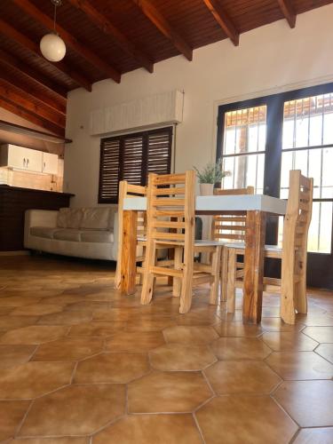 un comedor con mesa y sillas en una habitación en ALQUILER LAS FLORES en Las Flores