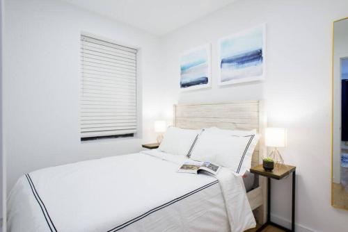 een witte slaapkamer met een bed en een raam bij 69-3D Prime Lower East East BRAND NEW 1br Apt in New York