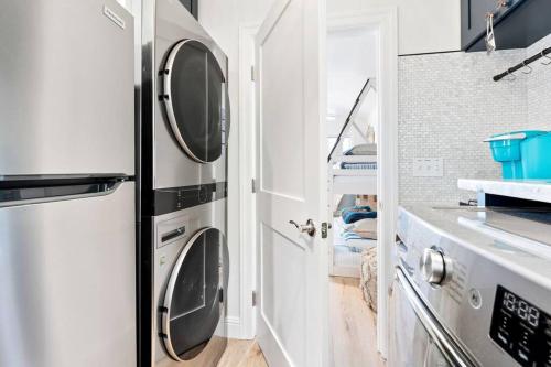 Cuisine ou kitchenette dans l'établissement Smiling Otter Retreat! Waterfront/pool/spa/games!