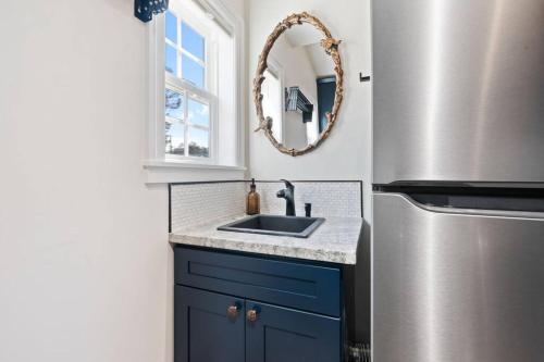 Cuisine ou kitchenette dans l'établissement Smiling Otter Retreat! Waterfront/pool/spa/games!