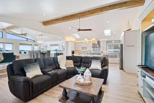 Cuisine ou kitchenette dans l'établissement Smiling Otter Retreat! Waterfront/pool/spa/games!