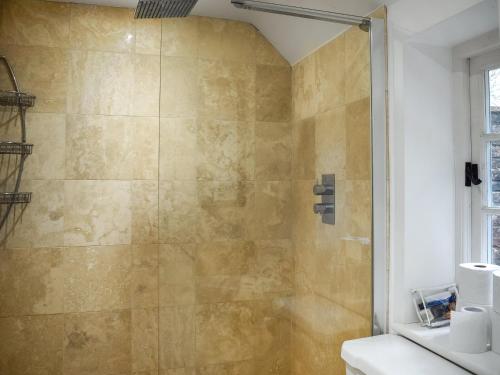 W łazience znajduje się prysznic ze szklanymi drzwiami. w obiekcie Uk46354 - Old Chimneys Cottage w mieście Wivelsfield Green