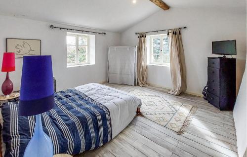 - une chambre avec un lit, une lampe et deux fenêtres dans l'établissement Pet Friendly Home In Armillac With House A Panoramic View, à Armillac