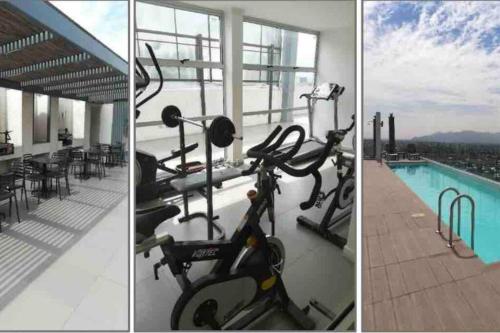 un gimnasio con bicicletas estáticas y una piscina en Tu Mejor Opción., en Santiago