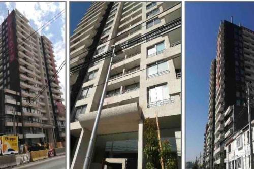 deux photos d'un grand bâtiment et d'une rue dans l'établissement Tu Mejor Opción., à Santiago