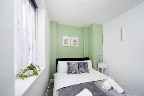Säng eller sängar i ett rum på Soho Apartments F4
