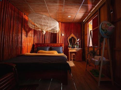 ein Schlafzimmer mit einem großen Bett in einem Zimmer in der Unterkunft homestay 9 sông 