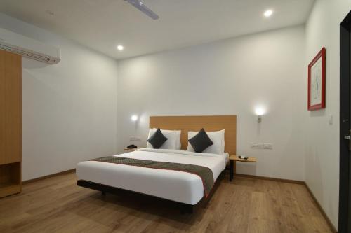 um quarto com uma cama grande num quarto em Super Townhouse 596 Hotel KG Estate em Jaipur