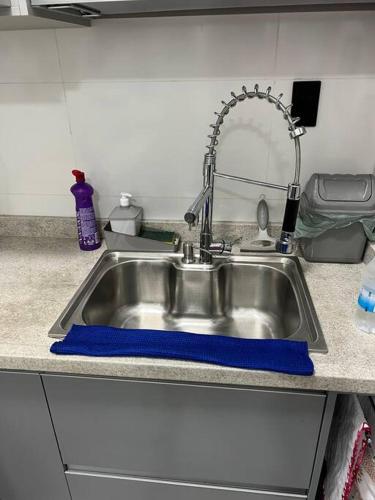a kitchen sink with a blue towel next to it at Apartamento super aconchegante. in Teresópolis