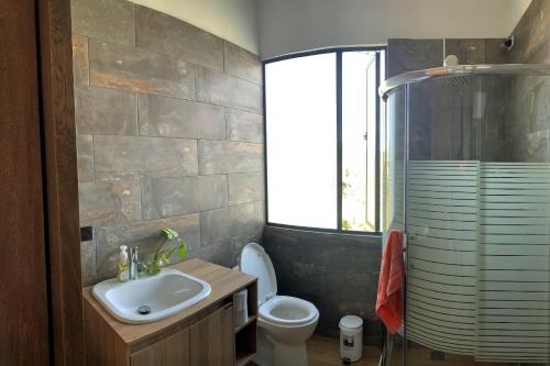 uma casa de banho com um lavatório, um WC e um chuveiro em Casa de Campo Natural y Tranquila 