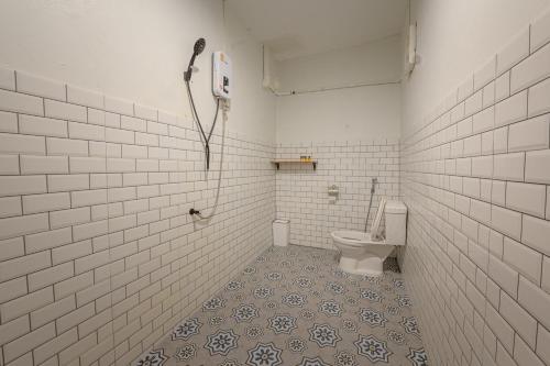 uma casa de banho com um WC e um chuveiro. em Le soleil koh Larn em Ko Larn