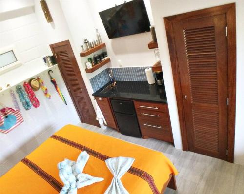Una cocina o zona de cocina en The Tiki Toucan Tropical Suite + Private Pool