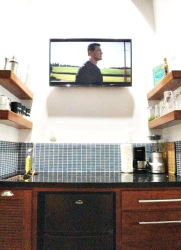 Una cocina o zona de cocina en The Tiki Toucan Tropical Suite + Private Pool