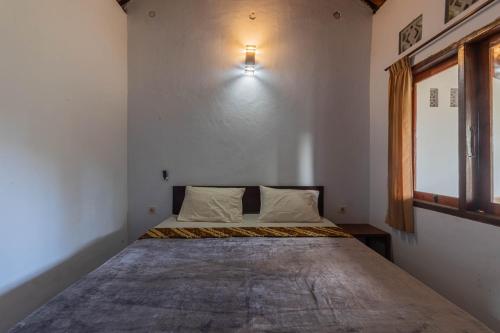 Een bed of bedden in een kamer bij RR homestay kuta lombok