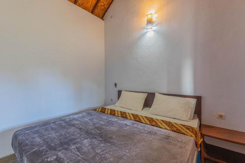 Een bed of bedden in een kamer bij RR homestay kuta lombok