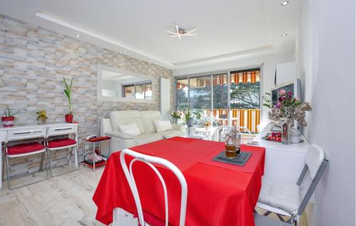 sala de estar con mesa y mantel rojo en Cozy Apartment In Mandelieu-la-napoule With Outdoor Swimming Pool, en Mandelieu-la-Napoule