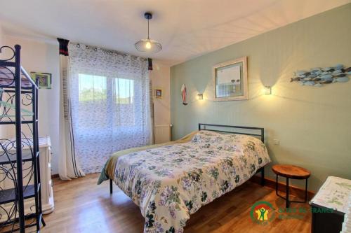 Schlafzimmer mit einem Bett und einem Fenster in der Unterkunft Ty rigadel in Belz