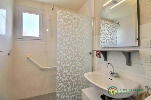 ein Bad mit einem Waschbecken und einer Dusche in der Unterkunft Ty rigadel in Belz