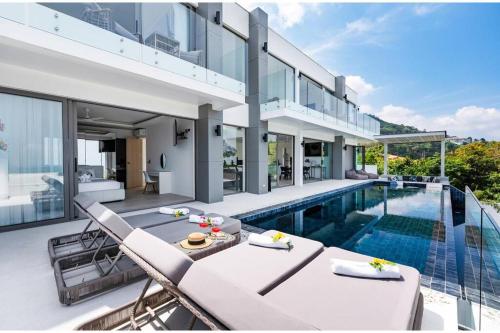 un'immagine di una casa con piscina di Luxury 5 Bedroom Modern Villa! KBR17 a Nathon Bay