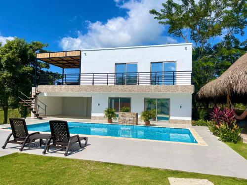 Villa con piscina y casa en CASA CAMPESTRE A POCOS MINUTOS DE CARTAGENA en Santa Rosa