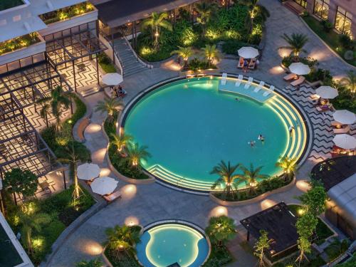 einen Blick über den Pool eines Hotels in der Unterkunft Lotte Hotel Saigon in Ho-Chi-Minh-Stadt