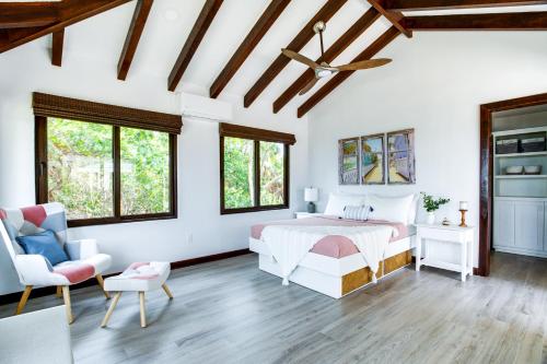 Η κουζίνα ή μικρή κουζίνα στο The Slow Loris 3 Bedroom Villa