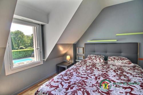 - une chambre avec un lit et une fenêtre dans l'établissement Villa mimosas, à Brech