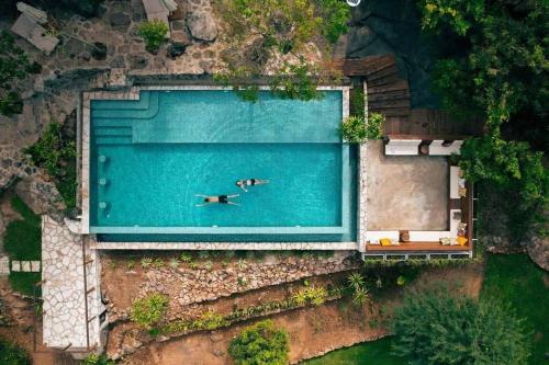 una vista sul tetto di una piscina con una persona che nuota di Kampot Trip 